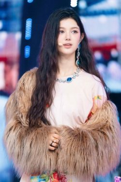 Brown Fur Jacket | Danielle � NewJeans | Y2K & 90s Grunge Fashion, Retro Style, Y2K Party Outfit