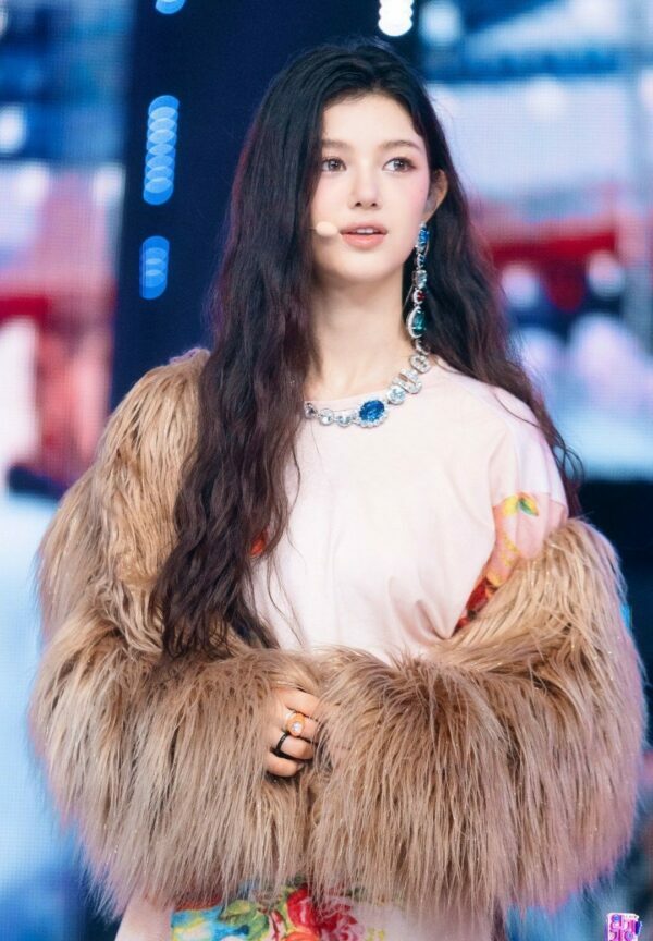 Brown Fur Jacket | Danielle � NewJeans | Y2K & 90s Grunge Fashion, Retro Style, Y2K Party Outfit