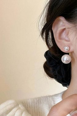 Elegant White Pearl Stud Earrings - Y2K, 90s, Grunge, Retro, Pastel Goth, Summer Fashion