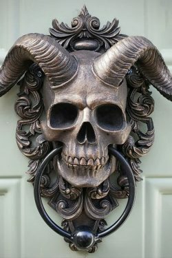 Gothic Skull Door Knocker - Retro Y2K Grunge, 90s Fashion, Pastel Goth, Y2K Party Decor