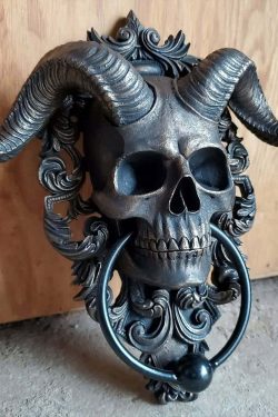 Gothic Skull Door Knocker - Retro Y2K Grunge, 90s Fashion, Pastel Goth, Y2K Party Decor