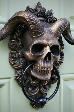 Gothic Skull Door Knocker - Retro Y2K Grunge, 90s Fashion, Pastel Goth, Y2K Party Decor
