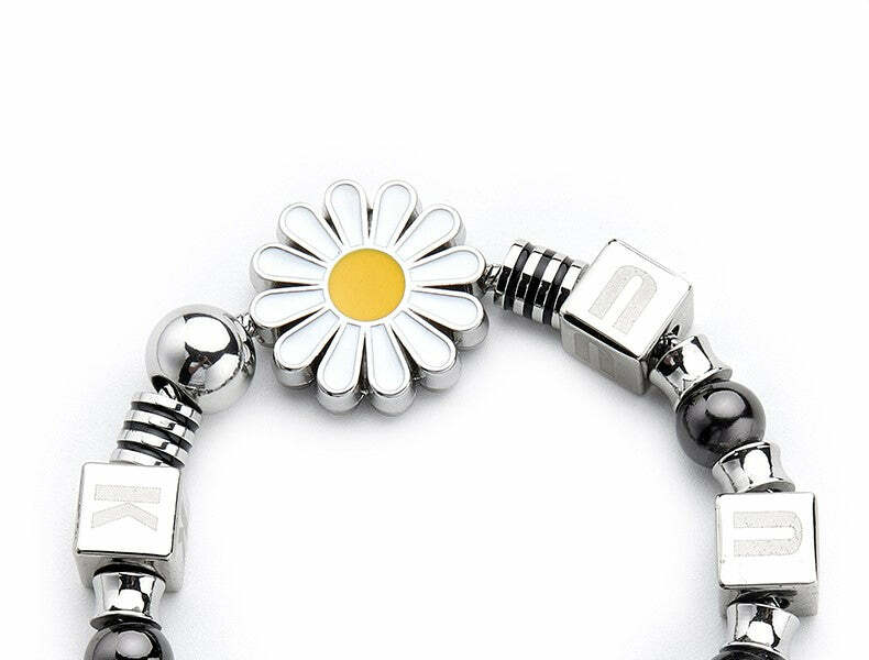 GUUKA Daisy Beaded Bracelet - Y2K Summer, 90s Grunge, Retro Style, Pastel Goth, Y2K Pop