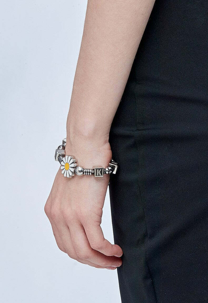 GUUKA Daisy Beaded Bracelet - Y2K Summer, 90s Grunge, Retro Style, Pastel Goth, Y2K Pop