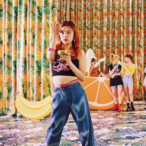Itzy Yeji Inspired Y2K Denim Jeans with Heart Print - 90s Grunge Retro Summer Fashion
