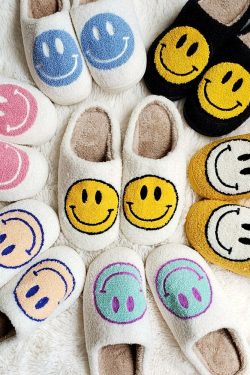 Y2K Grunge & 90s Fashion Smiley Face Slippers - Retro Summer Outfits & Pastel Goth Style