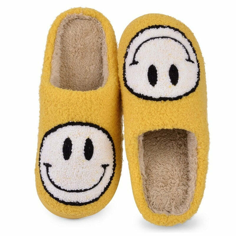 Y2K Grunge & 90s Fashion Smiley Face Slippers - Retro Summer Outfits & Pastel Goth Style