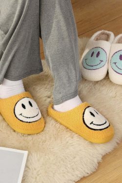 Y2K Grunge & 90s Fashion Smiley Face Slippers - Retro Summer Outfits & Pastel Goth Style