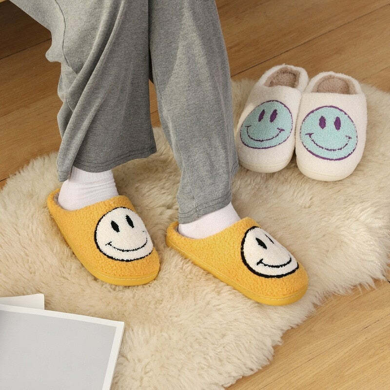 Y2K Grunge & 90s Fashion Smiley Face Slippers - Retro Summer Outfits & Pastel Goth Style