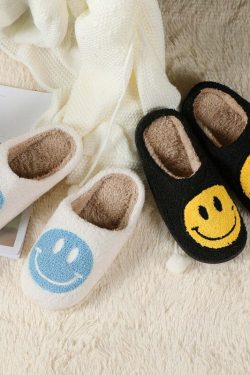 Y2K Grunge & 90s Fashion Smiley Face Slippers - Retro Summer Outfits & Pastel Goth Style