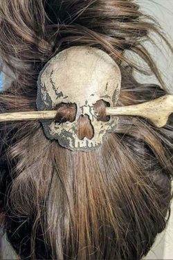 Y2K Grunge Skull Hair Pin - Retro 90s Punk Metal Gothic Accessory for Y2K Outfits & Hairstyles
