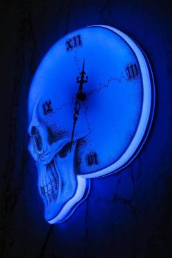 Y2K Grunge Skull Roman Numeral Wall Clock - Retro 90s Goth Decor for Y2K Fashion Enthusiasts
