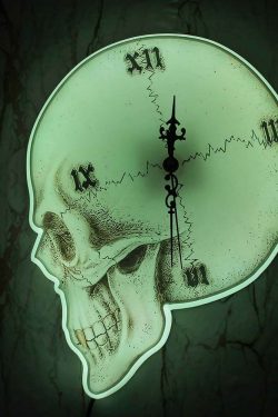 Y2K Grunge Skull Roman Numeral Wall Clock - Retro 90s Goth Decor for Y2K Fashion Enthusiasts