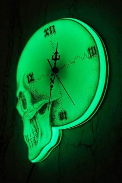 Y2K Grunge Skull Roman Numeral Wall Clock - Retro 90s Goth Decor for Y2K Fashion Enthusiasts