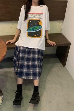 Y2K Grunge Summer Outfit: Retro 90s Fashion, Baby Tees, Y2K Skirts, and Gothic Y2K Styles