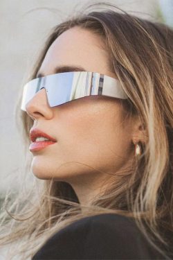 Y2K Grunge Summer Outfits: Retro 90s Fashion, Baby Tees, Y2K Skirts, and Reflective Sunglasses