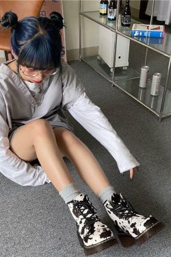 Y2K Summer Grunge Outfits: Retro 90s Fashion, Y2K Shorts, Skirts, Tops, and Accessories