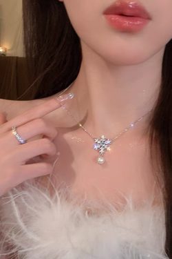 2024 Christmas Snowflake Pearl Necklace - High-End Winter Sweater Chain for Women, Exquisite Clavicle Accessory