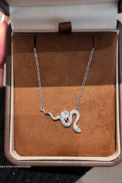2025 Lightweight Luxury Serpent Wrap Necklace for Women, Exquisite Pure Silver Collarbone Chain, High-End Fashion Accessory