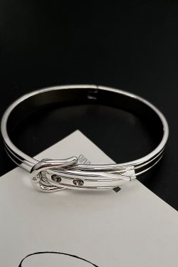 Adjustable High-End Women's Bracelet - Minimalist Cool Style with Belt Buckle Design for Summer Fashion