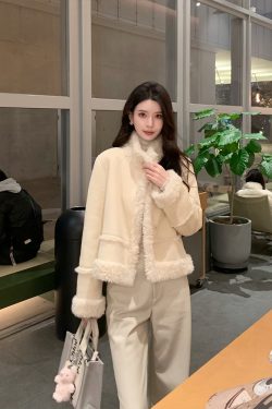 Apricot Thickened Plush Short Coat for Women - High-End Fur Quality Outerwear, Stylish Winter Jacket, Cozy Fashion Trend