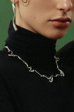 Artistic Ribbon Curved Wave Necklace – High-End French Vintage Design, European and American Style, Unique Statement Jewelry