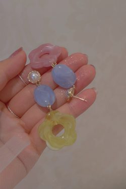 Asymmetrical Five-Petal Flower Pearl Earrings - Cute Colorful Studs for Women, High-End Fashion, Niche Floral Jewelry