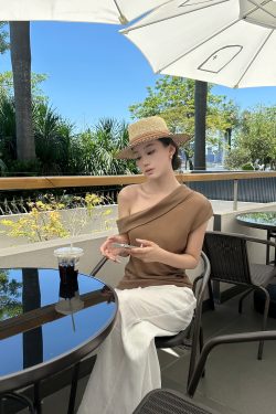 Asymmetrical Pleated Off-Shoulder Top in Linen Tencel - Chic Old Money Style for Effortless Elegance