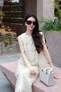 Beige Round Neck Sleeveless Wind Vest for Women, Fashionable Small Fragrance Top, Versatile Layering Piece, Y2K Style