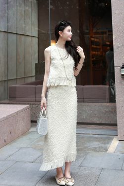 Beige Round Neck Sleeveless Wind Vest for Women, Fashionable Small Fragrance Top, Versatile Layering Piece, Y2K Style