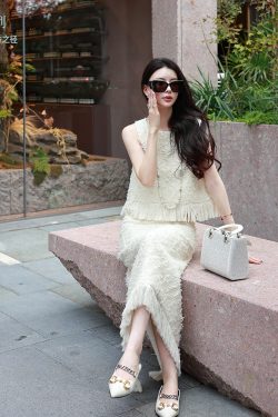 Beige Round Neck Sleeveless Wind Vest for Women, Fashionable Small Fragrance Top, Versatile Layering Piece, Y2K Style