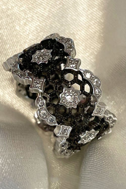 Black Lace Hollow Design Ring for Women with Diamonds – Versatile Light Luxury Finger Ring, 2025 Fashion Trend