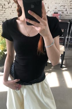 Black Large Collar U-Neck Basic T-Shirt for Women - Short Sleeve Versatile Lazy Style Top, Perfect for Casual 90s Inspired Outfits