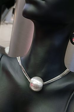 Brushed Ball Necklace for Women - High-End Light Luxury Clavicle Chain, Chic Sweet Cool Spicy Girl Neck Accessory