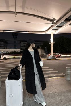 Chic Long Wool and Leather Integrated Coat - High-End 2024 Design with Practical Hanging Style and Soft Granule Feel