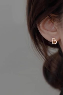 Chic Niche Ear Bone Stud Earrings for Women - Stylish Parisian Design, Trendy and Elegant Accessory