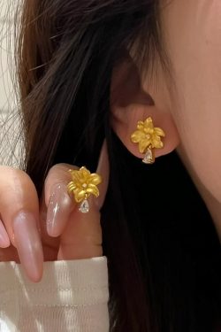 Chinese-Style Gold Brushed Lily Flower Water Drop Tassel Earrings - Elegant High-End Niche Studs for Women