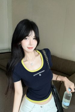 Color-Blocked Short Sleeve Crop Top - Unique Design, Fitted Style for a Sweet and Spicy Look, Perfect for Y2K and 90s Fashion.
