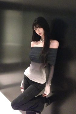 Color-Blocking Off-Shoulder T-Shirt for Women - Slim Fit Flattering Versatile Hot Girl Top - 2025 Trendy Fashion Essential