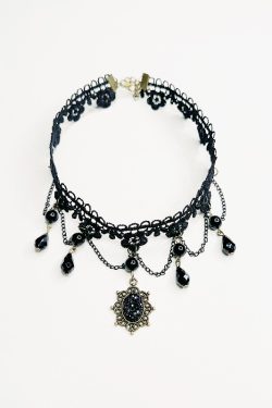 Dark Retro Halloween Choker Necklace with Black Pendant, Lace Trim, and Tassels for Women - Gothic Y2K Style Accessory
