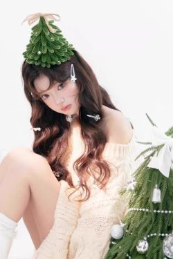 DIY Twisted Stick Christmas Tree Headband for Women - Festive Holiday Hair Accessories and Gift Idea