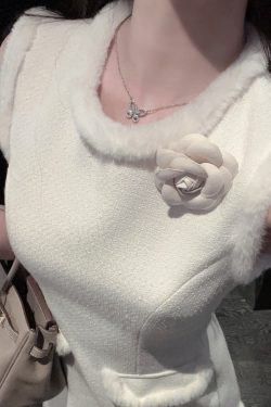 Eco-Friendly White Woolen Short Dress with Waist-Cinching Sleeveless Design and Floral Accents for Winter Fashion