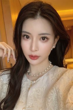 Elegant Butterfly Dream Non-Metal Imitation Pearl Necklace with White Beads - Niche Fashion Jewelry for Sophisticated Style