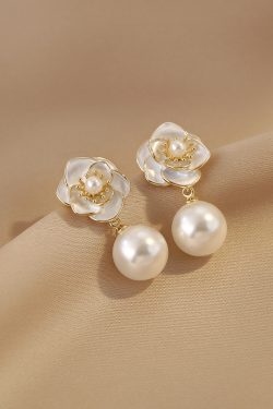 Elegant Camellia Pearl Stud Earrings for Women - Unique Floral Design, Sophisticated Style for 2024 Fashion Trends