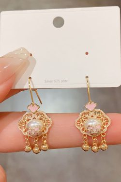 Elegant Chinese Style Pearl Hook Earrings for Girls - Fresh Design for Chic and Stylish Looks