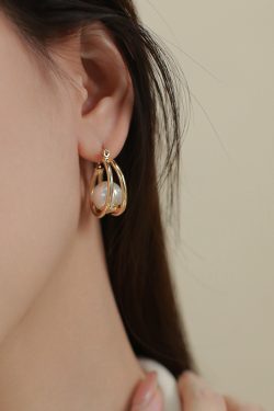 Elegant Gold Circle Pearl Earrings for Women, French Minimalist Design, Unique Versatile Ear Clips, Chic Accessories for Any Occasion
