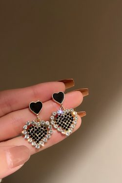 Elegant Heart-Shaped Hollow Earrings, Niche Designer Style, Chic Ear Accessories for Fashion Lovers