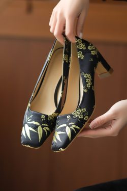 Elegant High-End Qipao Shoes with Thick Heels for Wedding Banquets - Comfortable Fit for Wide Feet, Perfect for Traditional Outfits