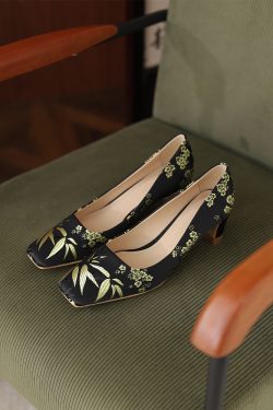 Elegant High-End Qipao Shoes with Thick Heels for Wedding Banquets - Comfortable Fit for Wide Feet, Perfect for Traditional Outfits