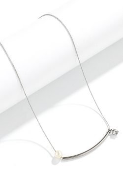 Elegant Korean Minimalist Pearl Necklace - Light Luxury Clavicle Chain for High-End Fashion Style